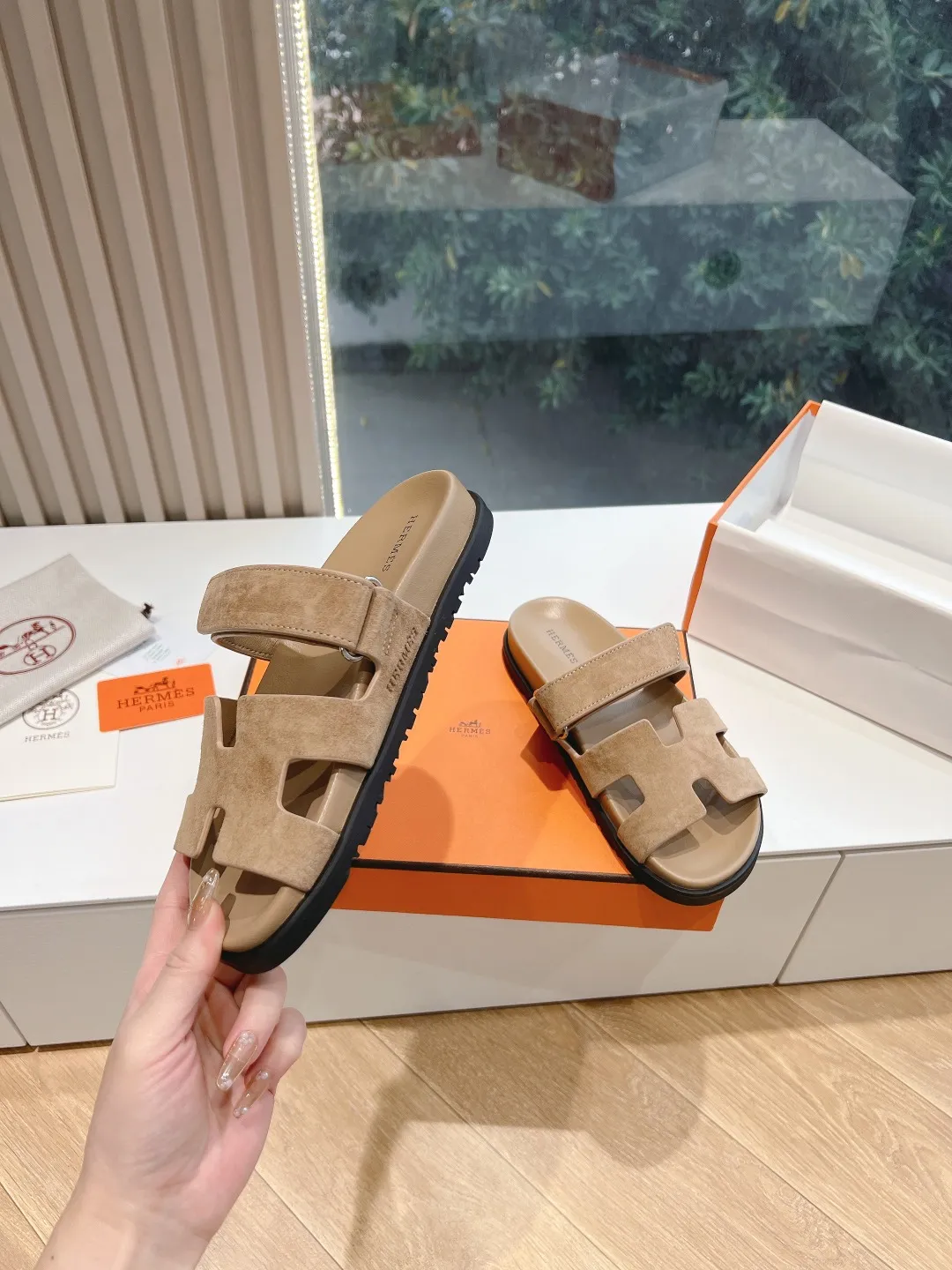 👟👟Ex-factory price 440👟👟 (Top version) H family 2024 spring and summer new style HERMES Hermes' recently popular couple's shoes, pig nose angle sandals and slippers, paired with various colorful socks, very trendy. Upper lining: imported original leather. Outsole: non-slip and wear-resistant outsole. Size: female 35-42 (40/42 non-returnable and non-exchangeable) Men’s size: 39-45 (45 is non-refundable and non-exchangeable)